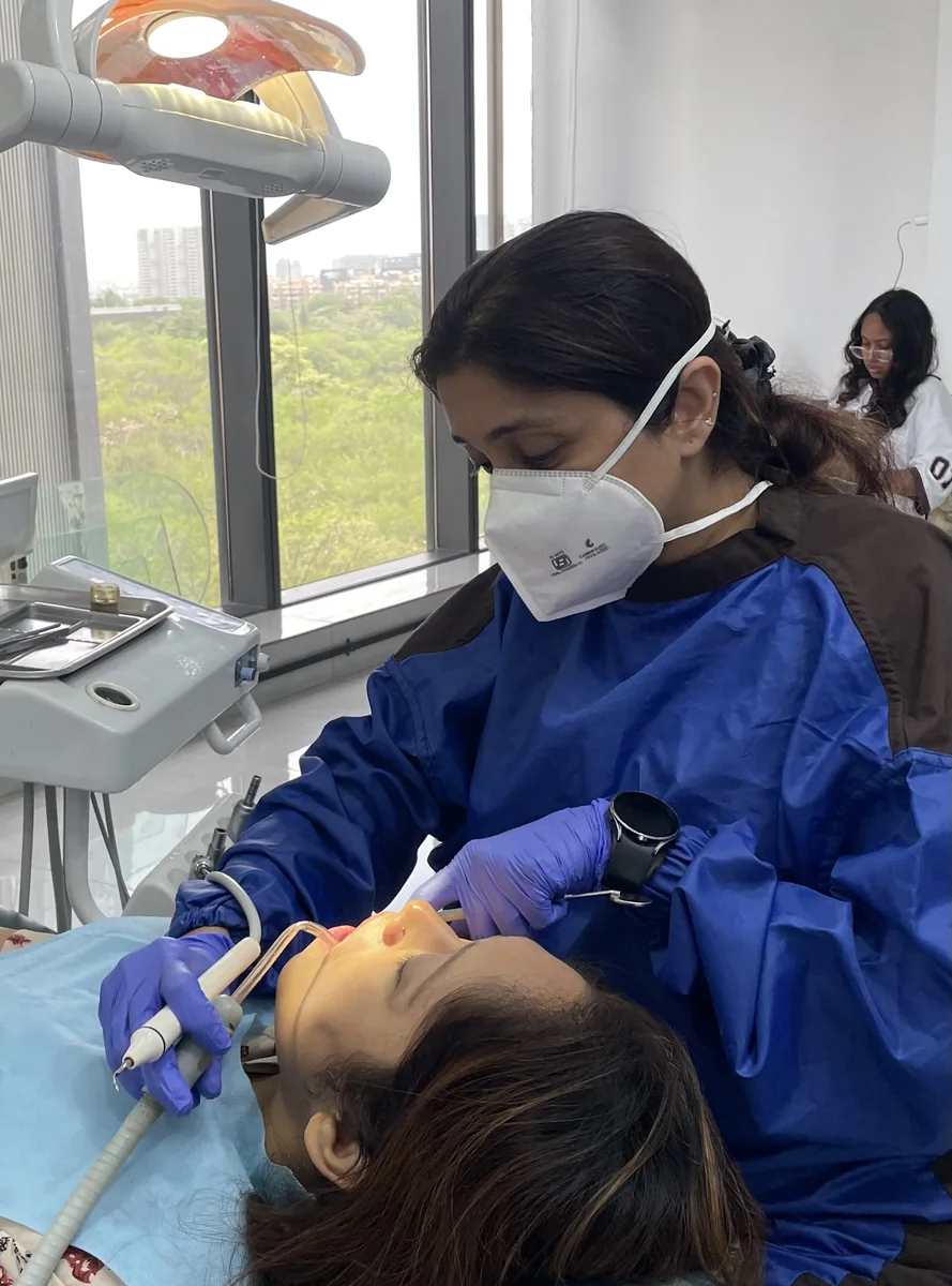 Dr. Puja Bansal treating a patient at the Viman Nagar clinic